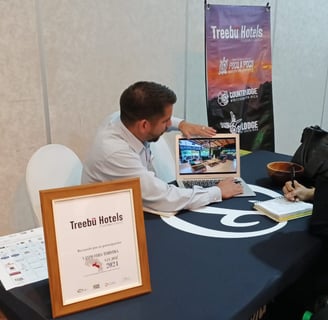 Un ejecutivo mostrando las instalaciones de Treebu Hotels