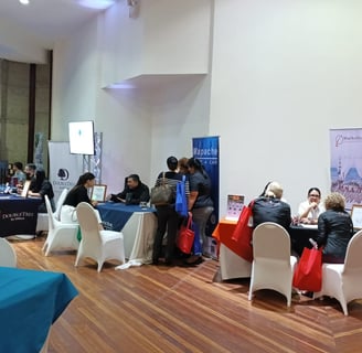 Un grupo de personas participando del evento turístico en el Hotel Radisson