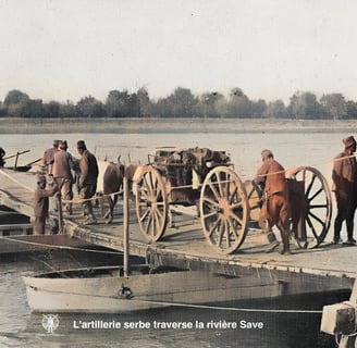 Artillerie serbe traversant la rivière Save