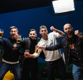 Nuestros talentos disfrutan del final de grabación de un programa de Champions en Vamos Studio.