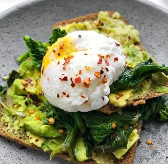 Semaglutide Recipe: Crispbread with Avocado, Poached Egg and Greens