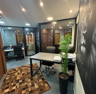 Estrutura interna da Quíron Soluções com ambiente organizado e equipe técnica preparada.