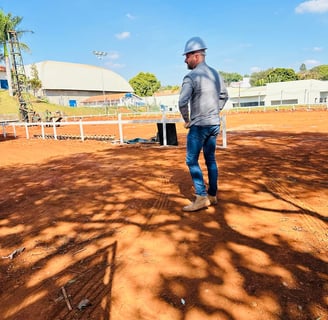 Engenheiro vistoriando terreno para regularização completa