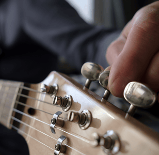 tuninng a guitar