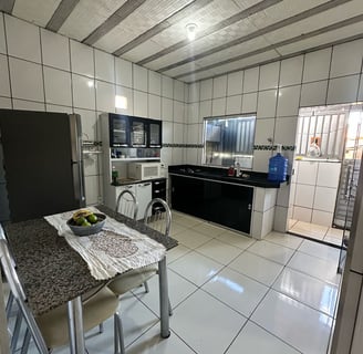 Cozinha espaçosa e bem iluminada