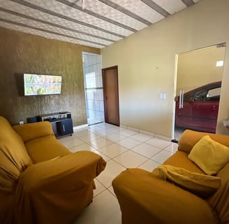 Vista da sala para porta de entrada da casa