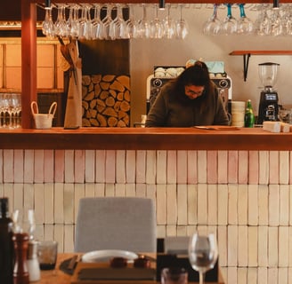 Barra de el Restaurante Es Mestral en ses salines, con barbara enfrentre colocando cosas