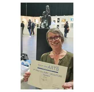 Lode posant à côté de Coquille, 1er prix du Jury au Salon des Arts du Perray-en-Yvelines