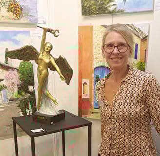 Lode, artiste sculpteur, à côté d'Iris, à l'exposition internationale de la Rochelle, 2024