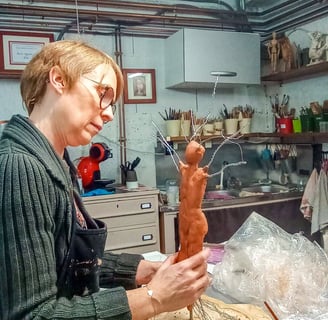 Lode, artiste sculpteur, en train de modeler une nouvelle sculpture dans son atelier