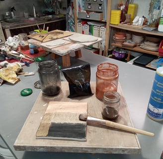 Préparation de patines à base de pigments et de gomme laque dans l'atelier de la sculptrice Lode