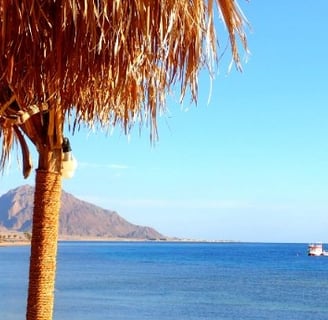 Pogled sa plaže prati cestu u blizini planina