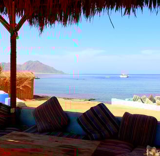 Pogled na plažu sa ceste i planine