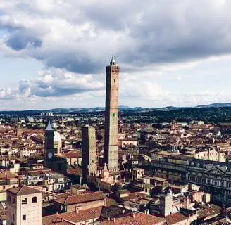 panoramica delle die torri città di Bologna