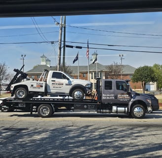 Tow truck providing 24/7 emergency towing services in Greenville County, SC, including Mauldin