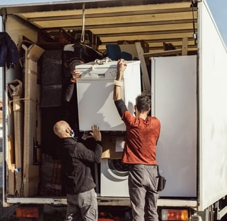 Équipe en pleine intervention de débarras