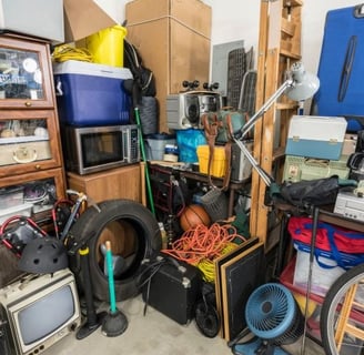 Débarras de grenier – objets anciens et cartons évacués