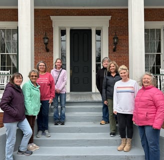 travel group photo at Belmont 1857 in Wayside, Mississippi