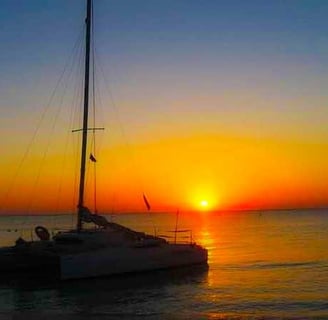 Catamaran sunset tour roatan