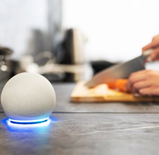 Alexa, Echo dot 5 em cima de uma mesa