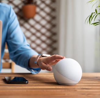 Pessoa interagindo com a Alexa, Echo dot 5