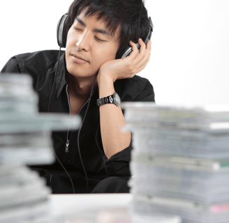 homme qui fait une pause au travail en écoutant de la musique