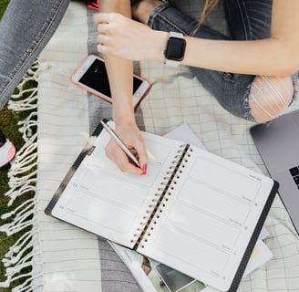 personne qui prépare un concours en prenant des notes