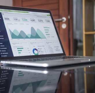 ordinateur avec dashboard représentant le conseil en Data Analytics pour la GRC et la CRX