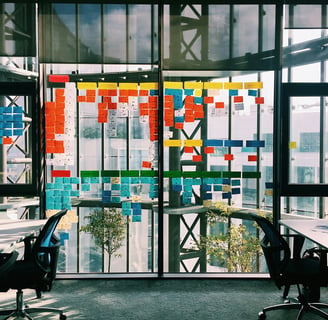 Mur de post-it représentation la méthodologie agile et collaborative du customer segmentation