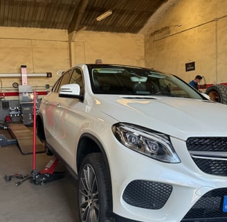 Coche en taller Neumáticos Sangar