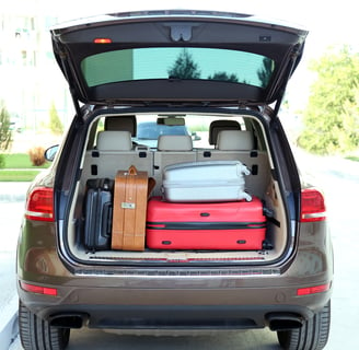 Coche con maletas para viaje desde Ávila