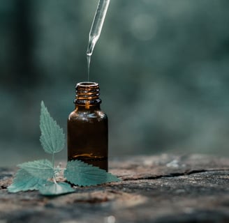 Frasco de aceite esencial con gotero sobre superficie natural, utilizado en sesiones de aromaterapia para aliviar estrés y an