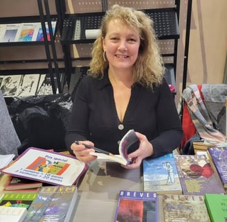 Sophie Stern en dédicace, livre de nouvelles, Salon de la revue, Paris, Espace des Blancs Manteaux