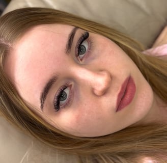 alt="mobile lash technician applying lashes in London home"