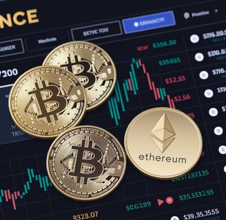 um monte de moedas de bitcoin em cima de tela de computador