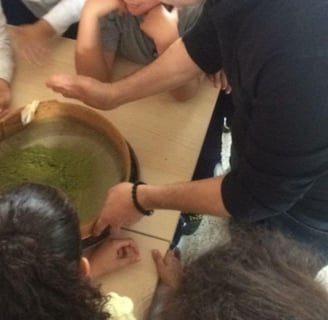 yous artist during henna workshop