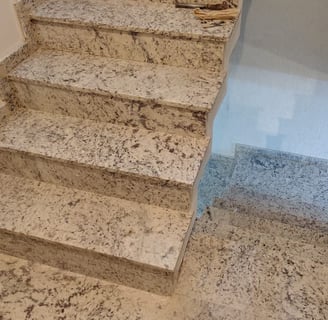 Escada em Marmore / Granito
