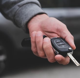 Homem segurando chave de carro, assistência para chaves canivete e outras chaves de veiculos