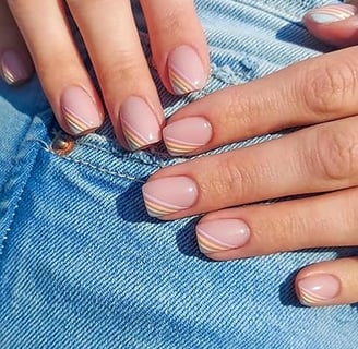 Uñas nude con detalles