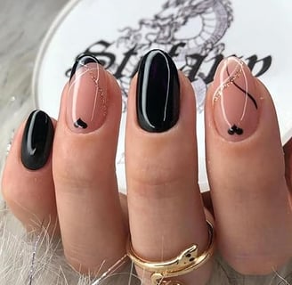 Uñas negras y nude con lineas finas