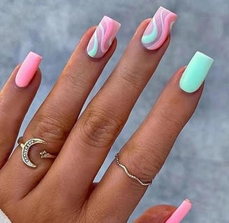 Uñas pastel con efecto marmoleado
