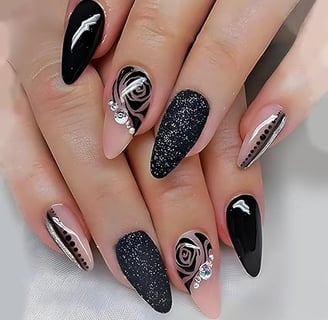 Uñas negras elegantes con rosa y perlas