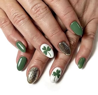 Uñas verdes y doradas