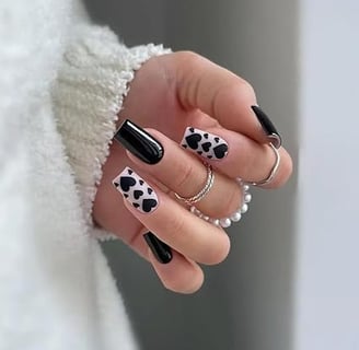 Uñas blanco y negro con corazones