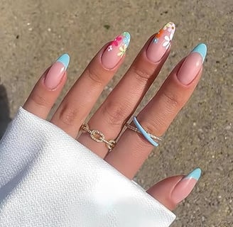 Uñas francesas azules con flores