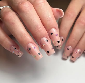Uñas de puntos y corazones
