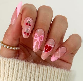 Uñas con frutas y corazones para San Valentín