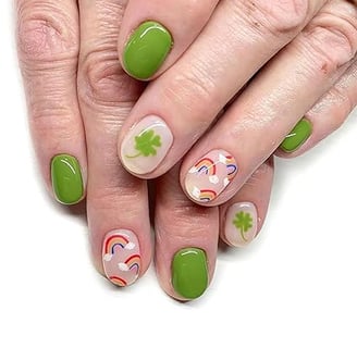 Uñas verdes con arcoíris