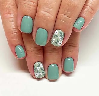 Uñas verdes con diseño floral