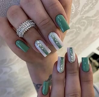 Uñas verdes con glitter dorado